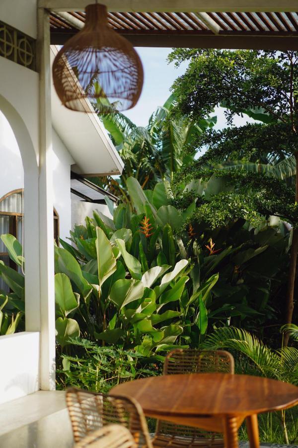 Suku Lifestyle Hotel & Villas Selong Belanak Exterior photo