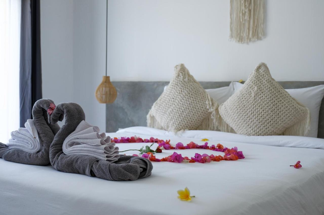 Suku Lifestyle Hotel & Villas Selong Belanak Exterior photo